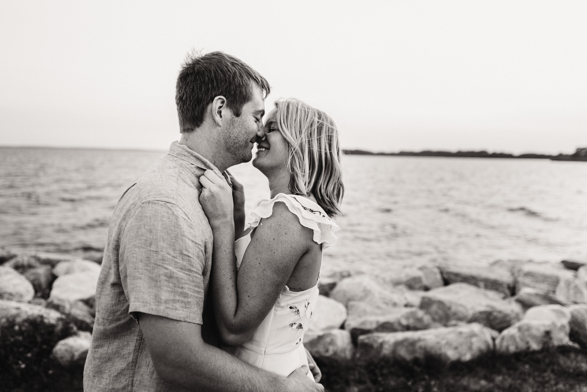 10 tips for natural, non-awkward and real engagement photos