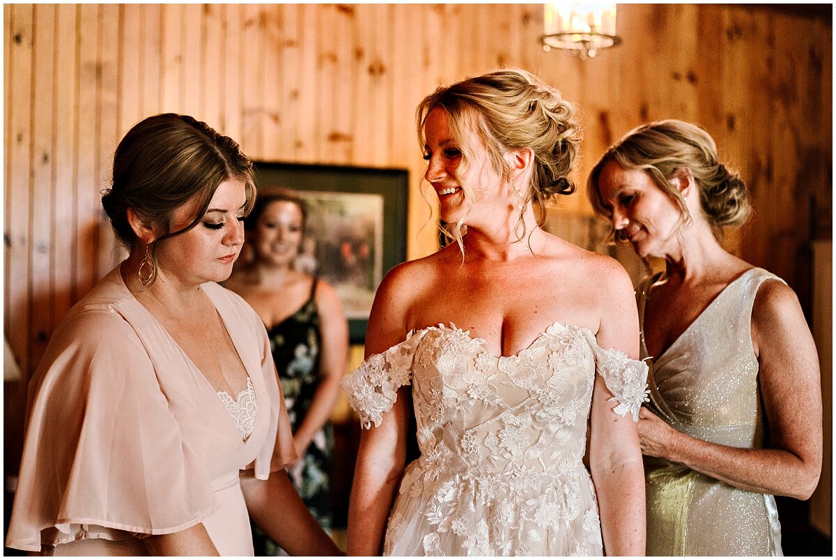 urban-row-photo-bride-getting-ready-at-harwood-farm-wedding_0007.jpg