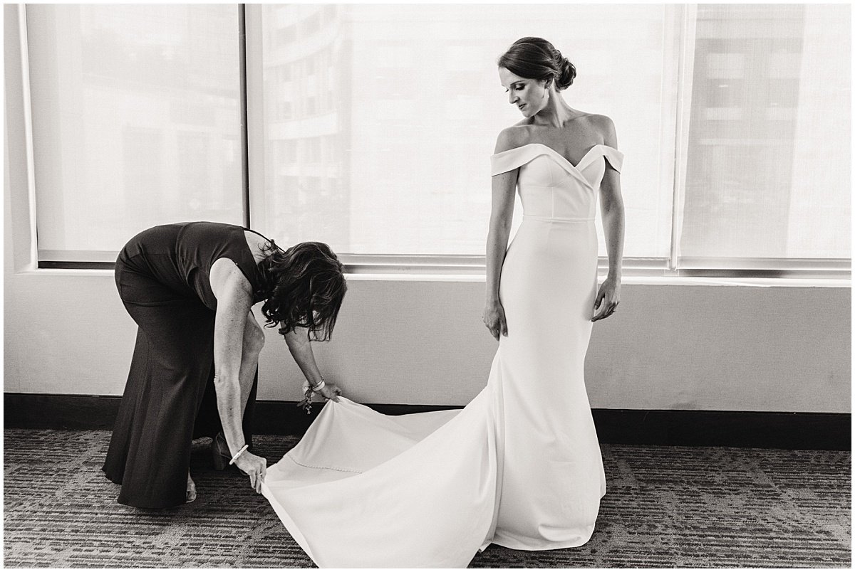 urban-row-photo-bride-getting-ready-harbor-east_0010.jpg