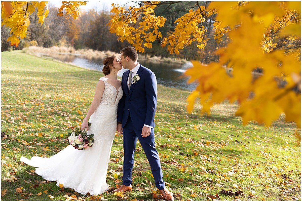 urban-row-photo-bright-fall-rosewood-farms-wedding_0023.jpg